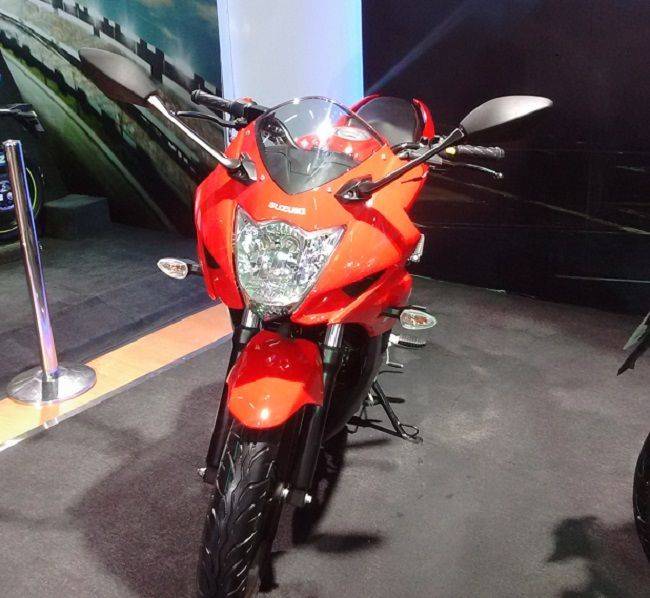 Suzuki Gixxer Sf Introduced In New Colour At Delhi Auto Expo Bikedekho