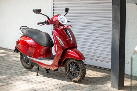 bajaj electric scooter battery price