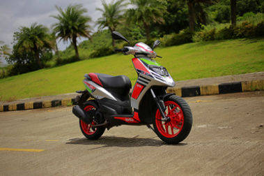 Aprilia Sr 150 Race Vs Vespa Liberty 3v Compare Price Specs