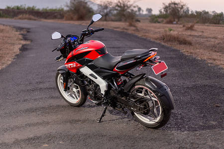 pulsar 200 ns on road price