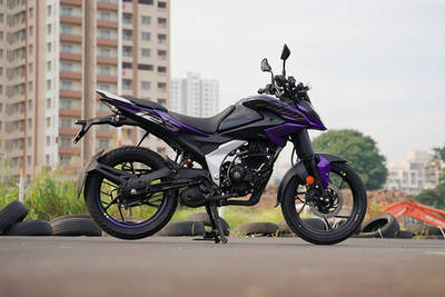 Bajaj Pulsar N125 दाईं ओर का दृश्य