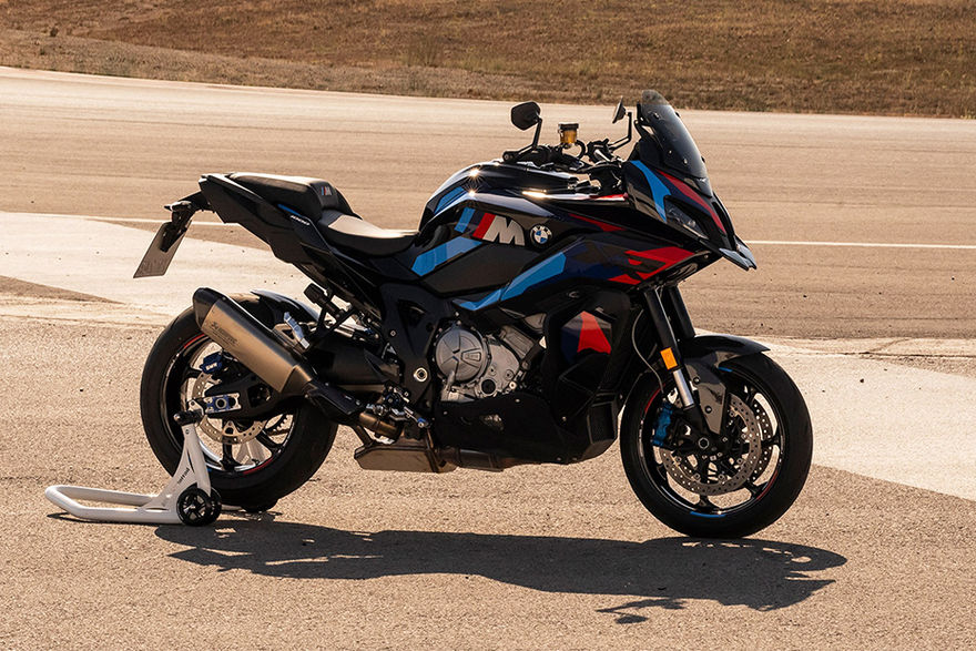 BMW M 1000 XR Front Right View