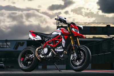 डुकाटी Hypermotard 950 Front Right View