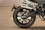डुकाटी स्क्रैम्बलर 1100 पिछला टायर का दृश्य