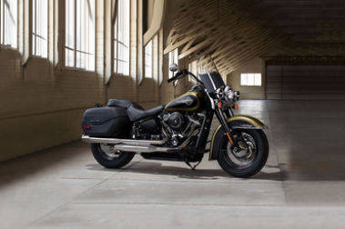 Indian Chief Dark Horse vs Harley  Davidson  Heritage 