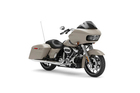 Harley Davidson Street Glide Price, Images, Colours, Mileage