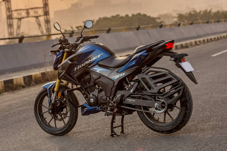 Honda Hornet 2 0 Vs Hero Xtreme 160r Performance And Mileage Compared Bikedekho