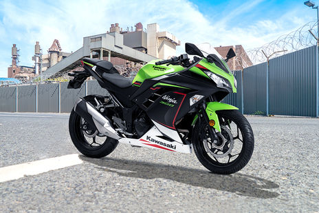 Kawasaki Ninja 300 Price - Mileage, Colours, Images | BikeDekho