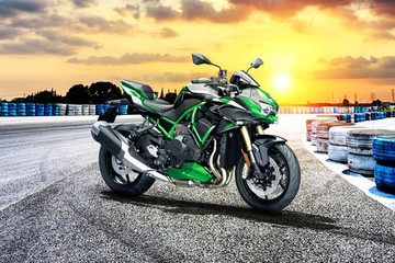 Kawasaki Z H2 SE Price, Images, Mileage, Specs & Features
