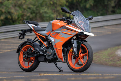 KTM RC 200 Front Right View