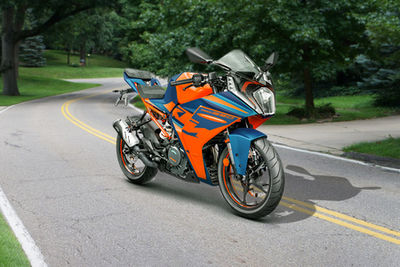 2022 KTM RC 390 Front Right View