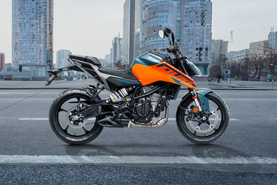 2024 KTM 125 Duke दाईं ओर का दृश्य