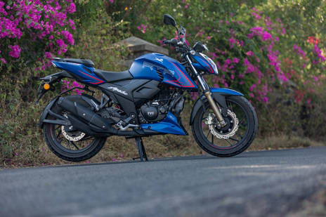 Tvs Apache Rtr 0 4v Images Check Out Exclusive Pictures Gaadi