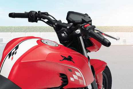 Tvs Apache Rtr 160 4v Front And Rear Disc With Smartxonnect Price Images Mileage Specs Features