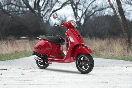 Vespa Gts Super 125 Price Mileage Reviews Images Gaadi