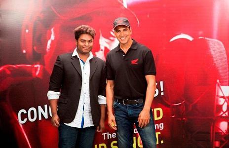 Honda 'Panchi Uda Jaye Re' and 'Dream Neo Super Star' contest winners meet Akshay Kumar