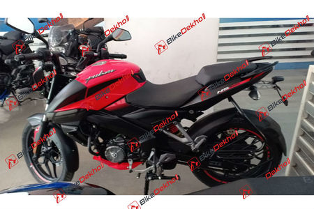 EXCLUSIVE: BS6 Bajaj Pulsar NS160 Reaches Dealerships EXCLUSIVE: BS6 Bajaj Pulsar NS160 Reaches Dealerships