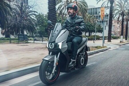 Check Out This Newly-launched Futuristic-looking E-scooter