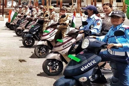 Ladakh Police Now Armed With Hero Electric Scooters For Green Patrolling Ladakh Police Now Armed With Hero Electric Scooters For Green Patrolling