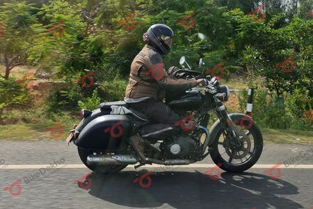 Royal Enfield Super Meteor 650 Bagger Spotted!