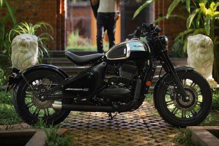 Jawa 42 Bobber Price Mileage Colours Images BikeDekho