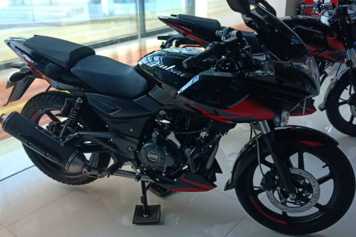 Bajaj Pulsar 220F Gets A Refreshed Look For 2019 Bajaj Pulsar 220F Gets A Refreshed Look For 2019