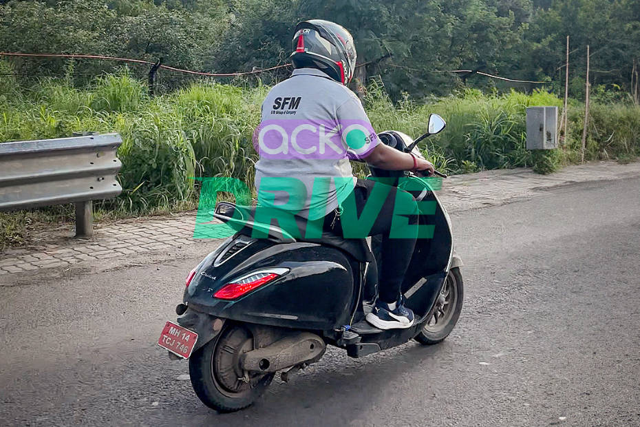 On road price of bajaj chetak electric discount scooter