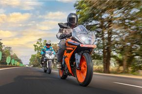 KTM RC200 vs Yamaha R15 V4