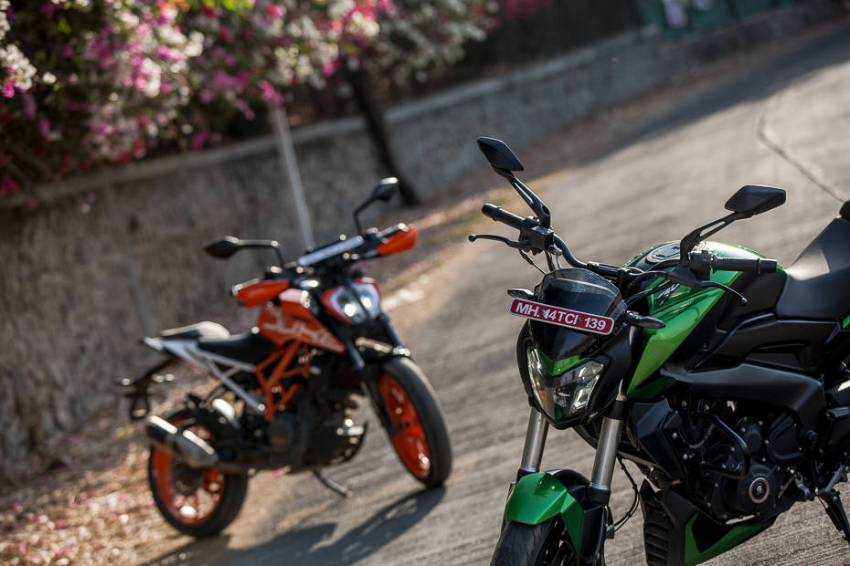 2019 Bajaj Dominar 400 vs KTM 390 Duke: Road Test Comparison | BikeDekho