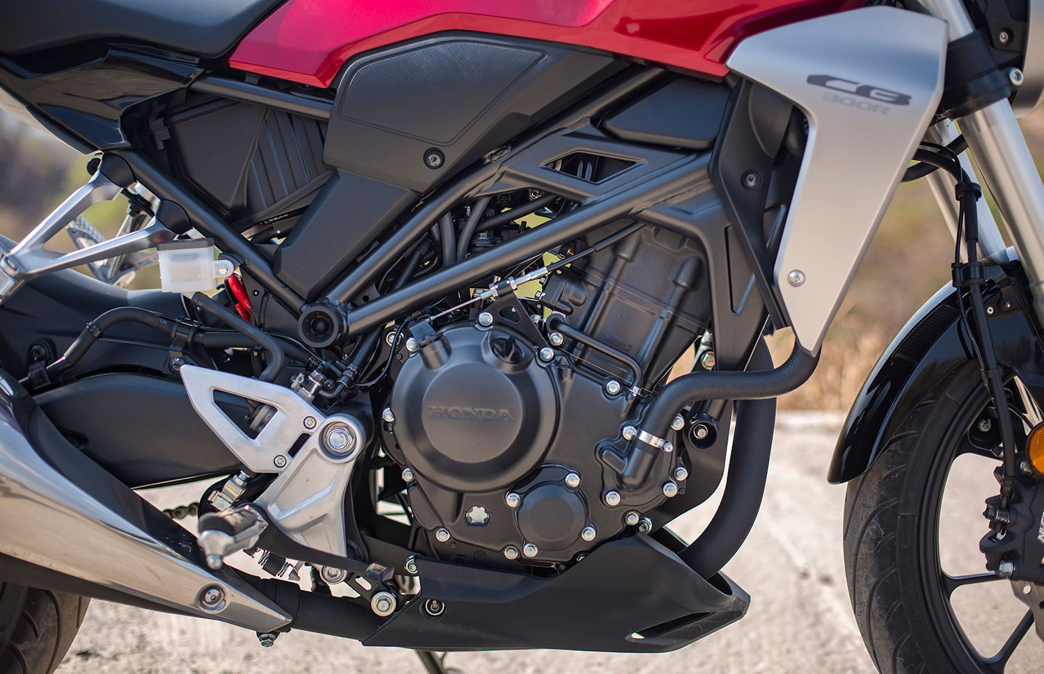 Honda CB300R: Pros, Cons And Should You Buy It? | BikeDekho