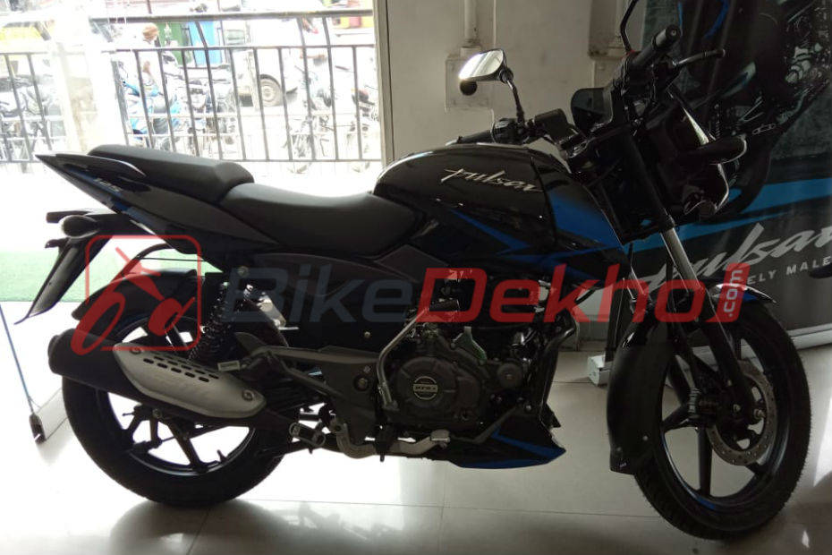 Bajaj Pulsar 125 With Split Seats Spotted At Dealership