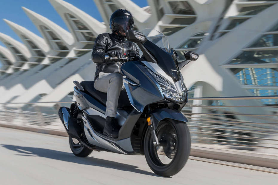 Yamaha XMax 300 Vs Honda Forza 300: Picture Gallery | BikeDekho