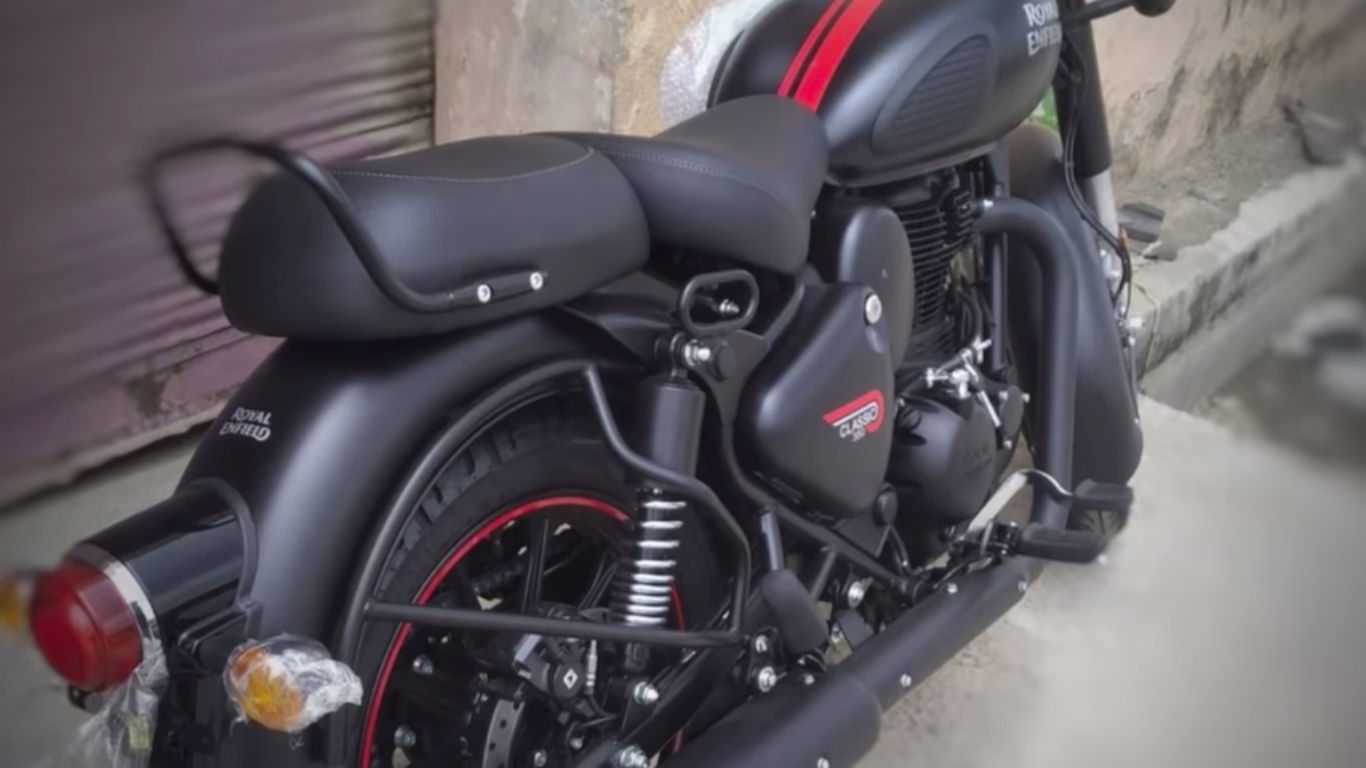 2021 Royal Enfield Classic 350 Spied: Is This The New Stealth Black  Variant? | BikeDekho