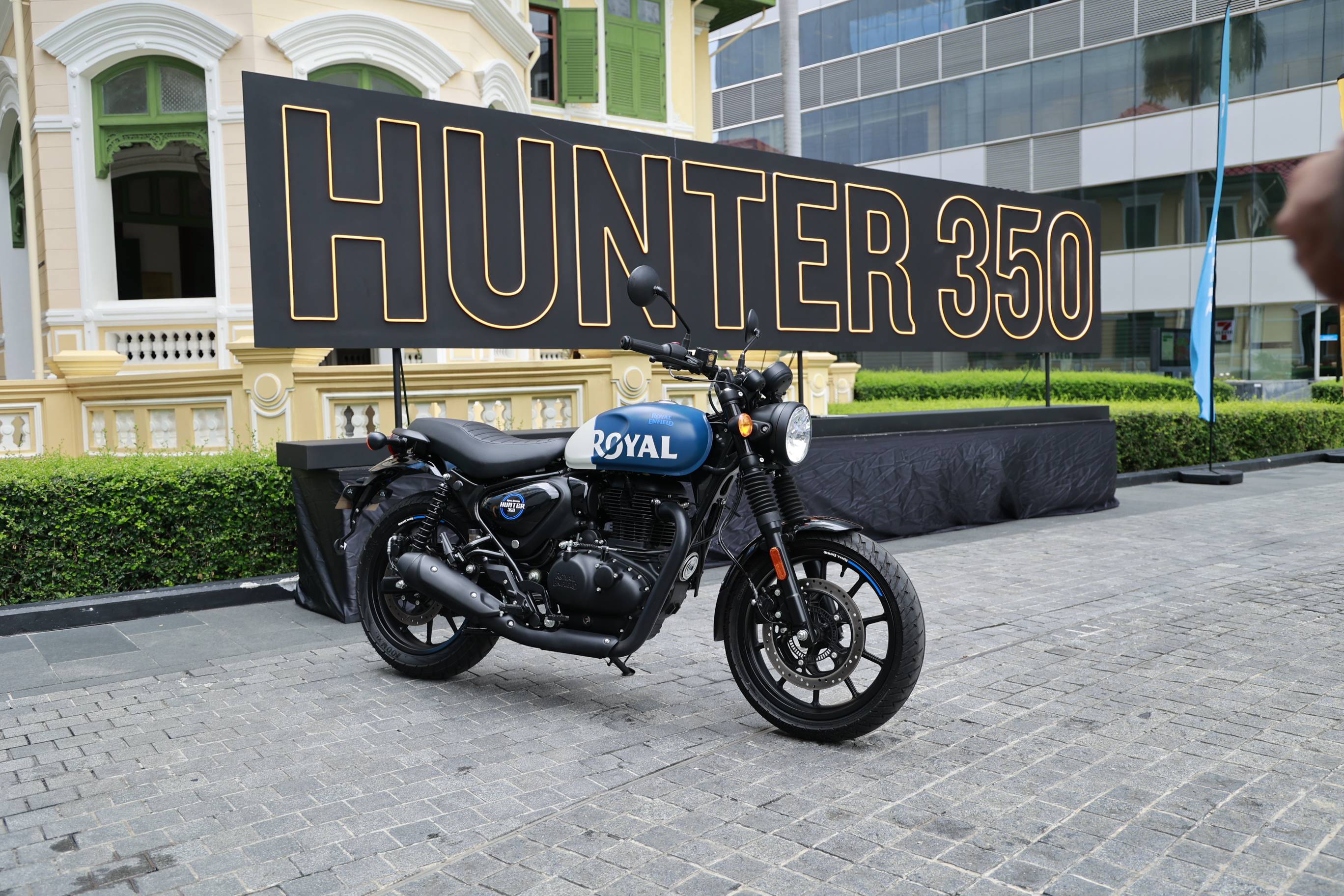 Royal Enfield Hunter 350 vs Jawa 42 2.1: Photo Comparison | BikeDekho