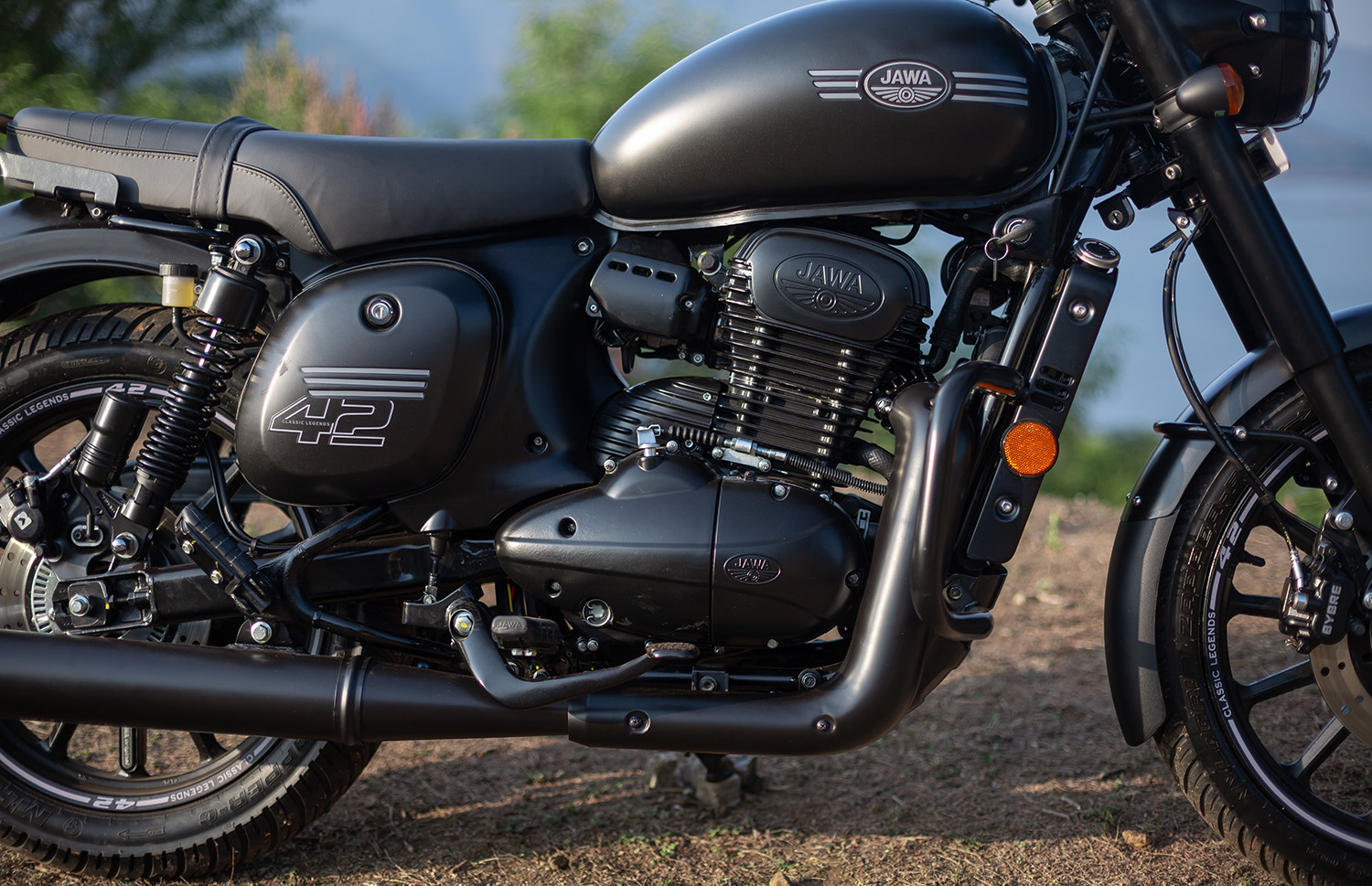 royal-enfield-hunter-350-vs-jawa-42-2-1-photo-comparison-bikedekho