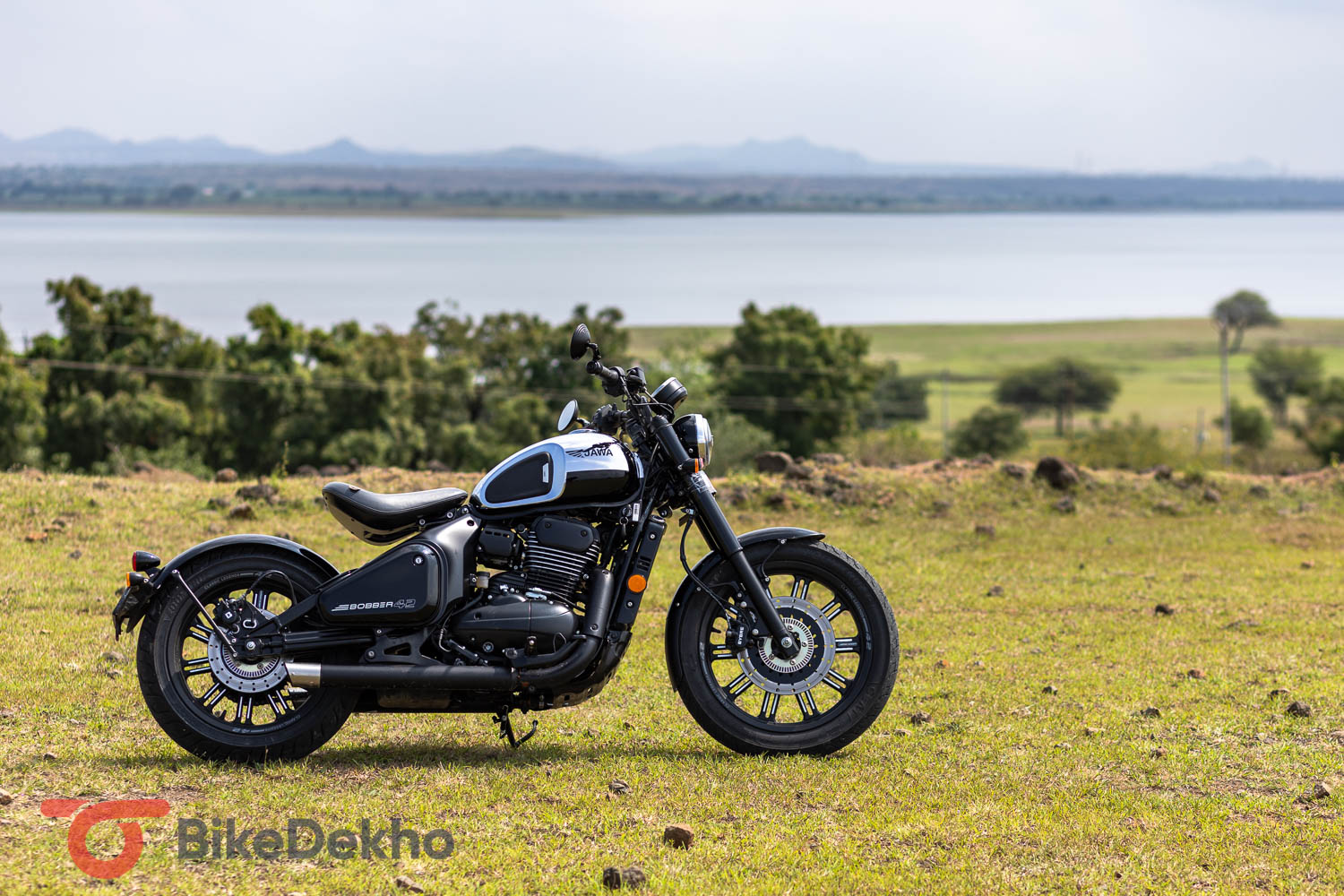 Jawa 42 Bobber Black Mirror Review: 4 Likes And 3 Dislikes | BikeDekho