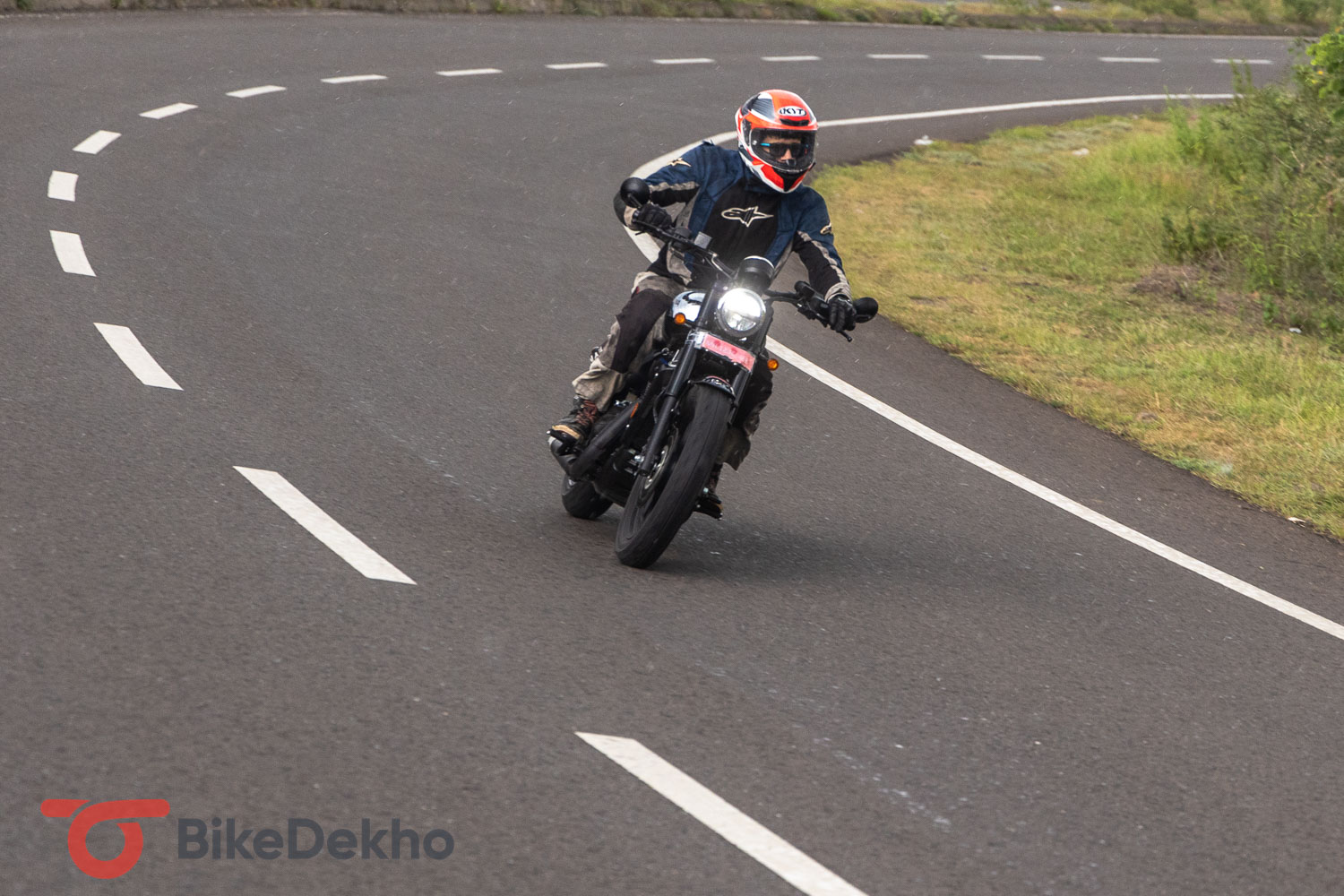 Jawa 42 Bobber Black Mirror Review: 4 Likes And 3 Dislikes | BikeDekho