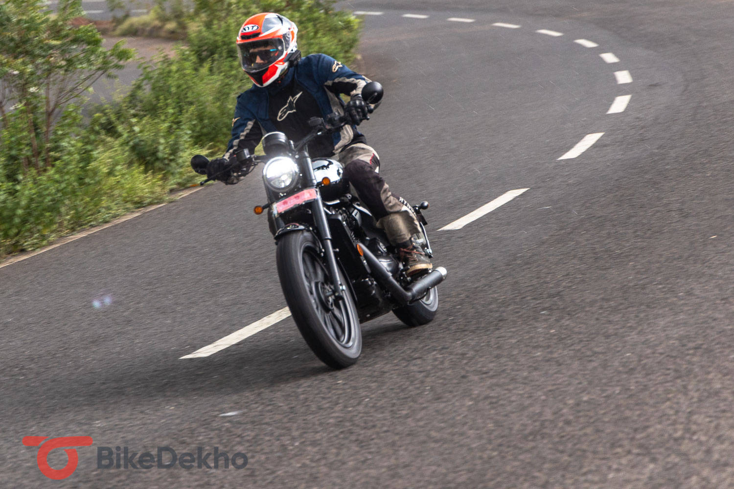 Jawa 42 Bobber Black Mirror Review: 4 Likes And 3 Dislikes | BikeDekho