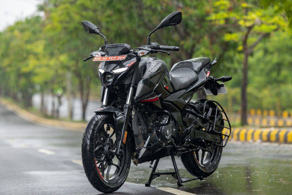 Bajaj Pulsar N160 vs TVS Apache RTR 160 4V Dual Channel ABS: Image ...