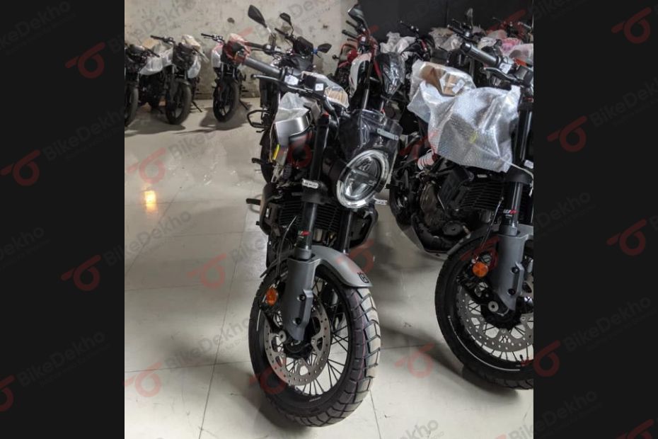 Husqvarna Svartpilen 401 with Apollo Tyres 3