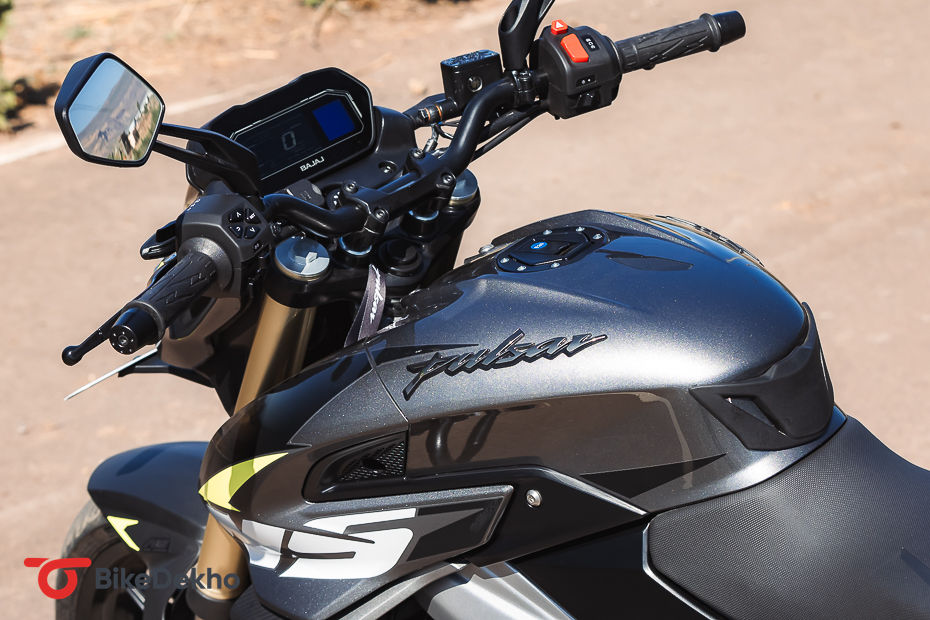 Bajaj Pulsar NS400Z Digital Display, Switchgear & Handlebar - Review - Biggest Pulsar Yet Bajaj Pulsar NS400Z Digital Display, Switchgear & Handlebar - Review - Biggest Pulsar Yet
