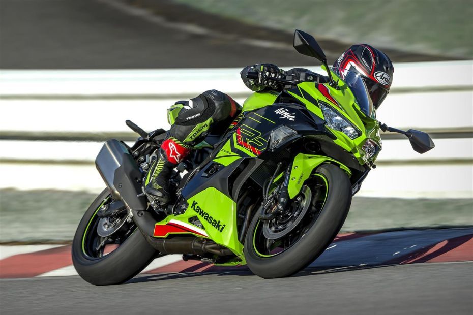 Kawasaki Ninja ZX-4RR Cornering 2