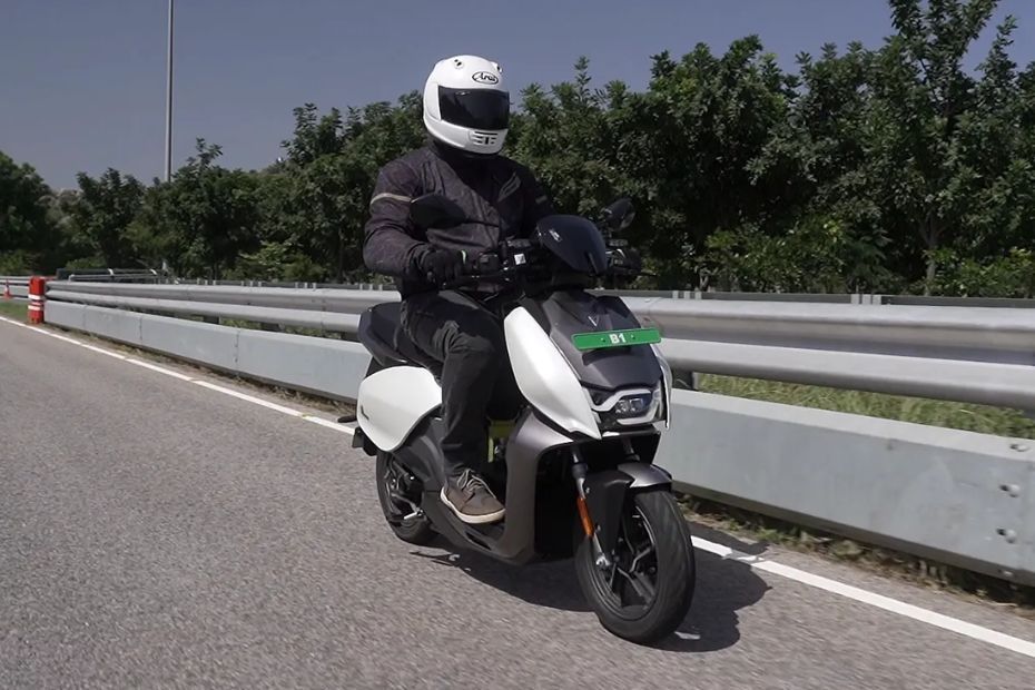 Hero Vida V1 Front Three Fourth Riding