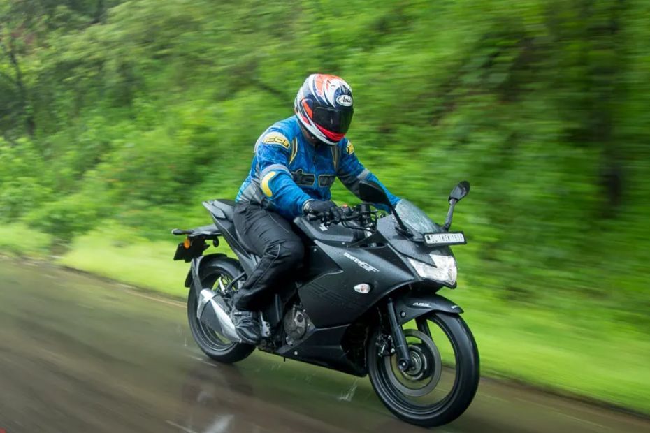 Suzuki Gixxer SF 250 Riding