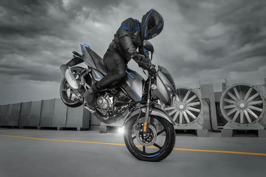 Bajaj Pulsar 125 Stoppie