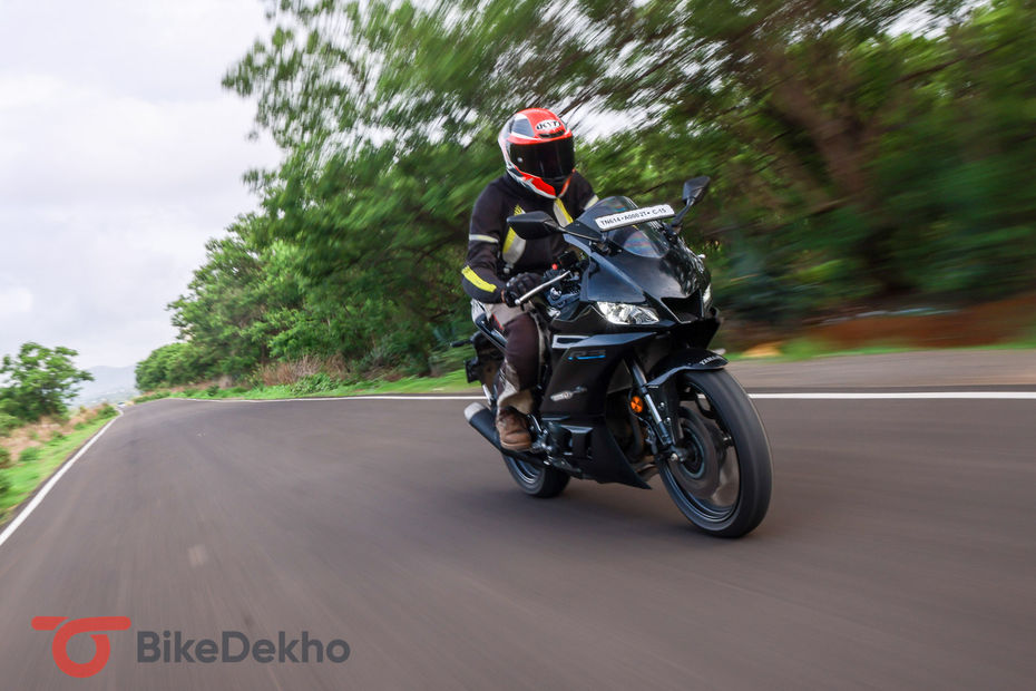 Yamaha R3 Riding Shot