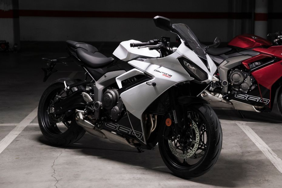 Triumph Daytona 660 Snowdonia White/Sapphire Black Triumph Daytona 660 Snowdonia White/Sapphire Black