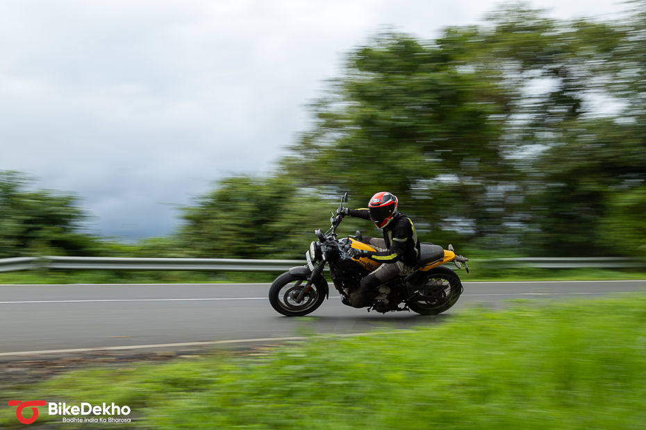 Royal Enfield Guerrilla 450 Cornering Royal Enfield Guerrilla 450 Cornering