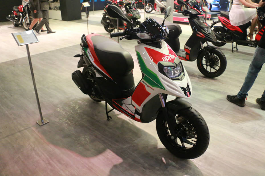 2019 Aprilia SR 50 Scooter - Walkaround - 2018 EICMA Milan 