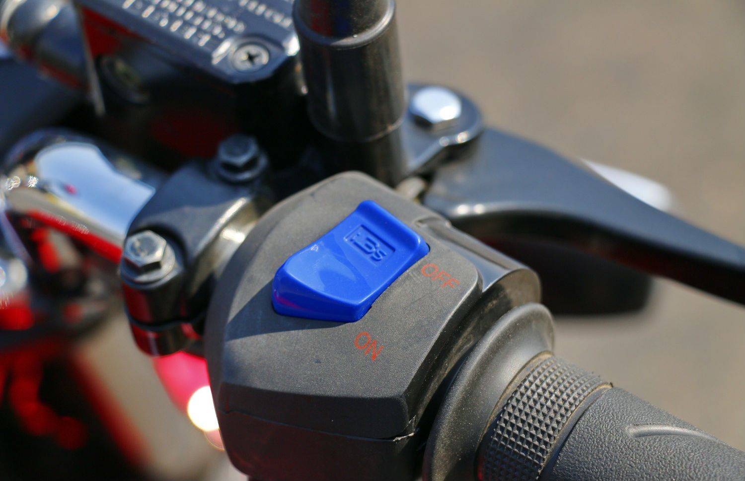 achiever bike on road price